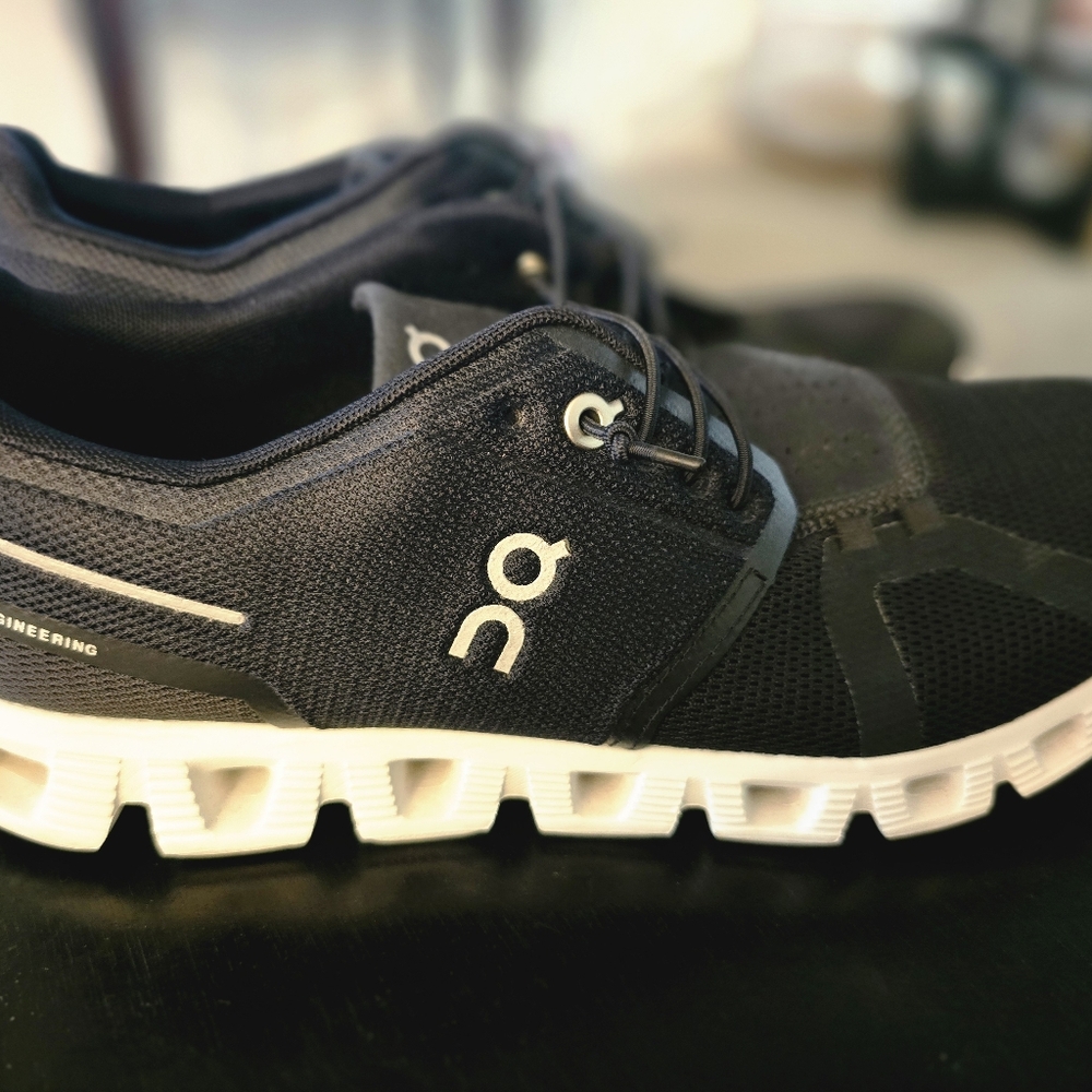 On CLOUD Running Black and White Sneakers Like New - Picture 11 of 11